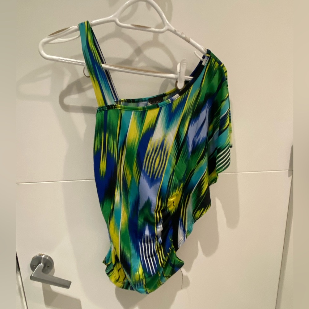 Asymmetrical patterned top